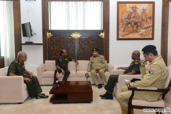 Pakistan Envoy  Meets Commander