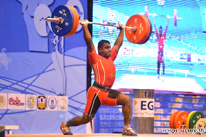 Army Weightlifter Wins Bronze at Commonwealth Championship