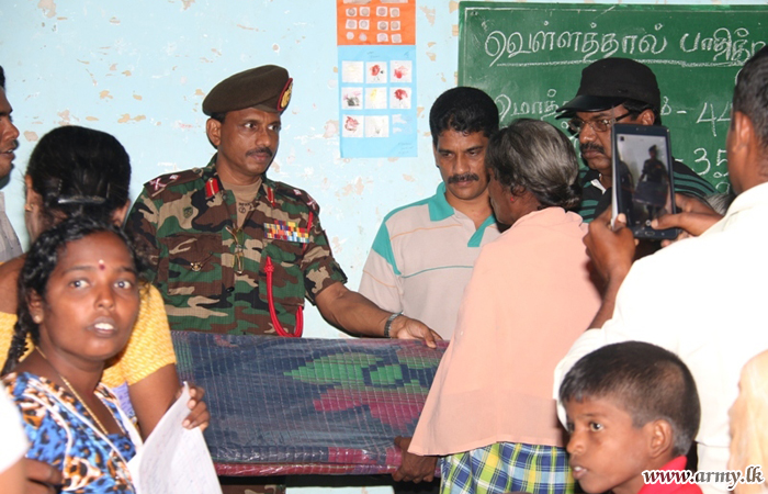 Hundreds of Army Troops Busy in Rescue & Relief Work in Kilinochchi, Mullaittivu & Wanni Areas