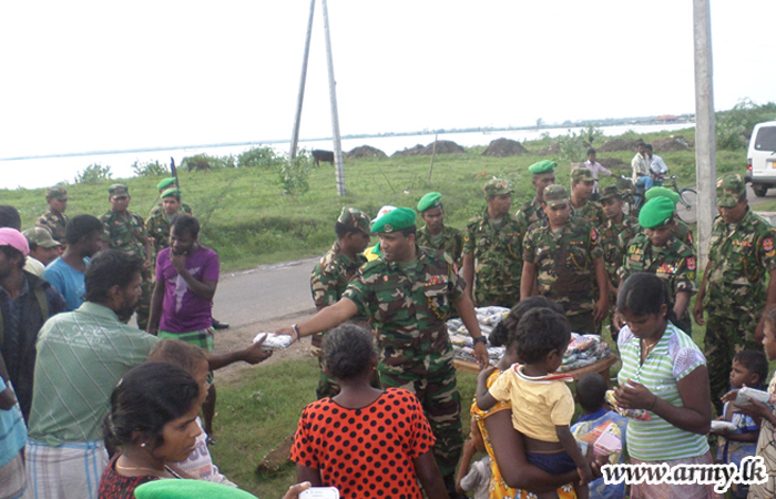 Jaffna Troops Help Flood Victims