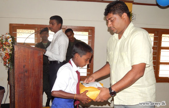Kilinochchi School Children Get School Items