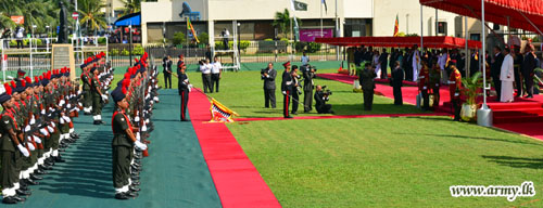 ARMY TROOPS WELCOME PAKISTAN'S PREMIER WITH A GUARD OF HONOUR