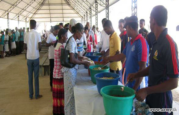 Pilgrims Going to Kataragama Get Free Meals from Army