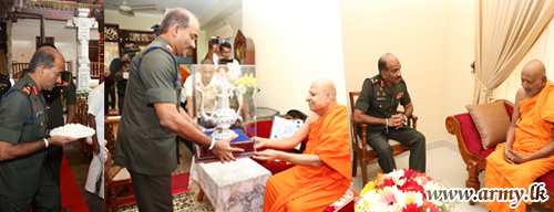 Commander Makes Offerings to Sacred 'Dalada Maligawa' & Visits Prelates in Kandy