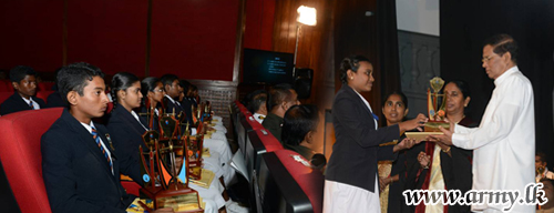 President Distributes Awards to DSC Students