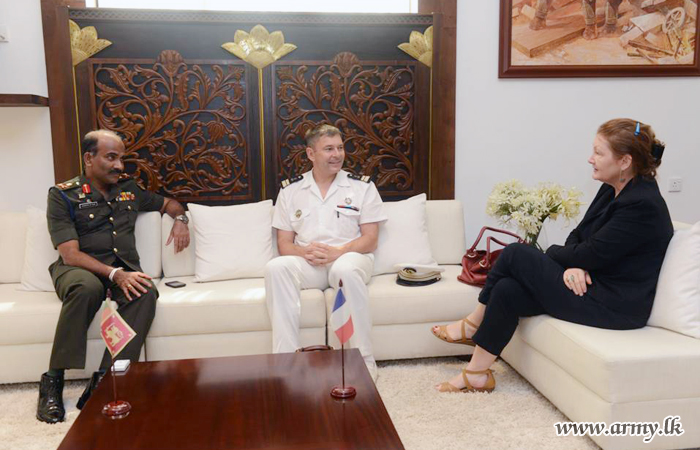 French Envoys Pay Courtesy Call on Commander