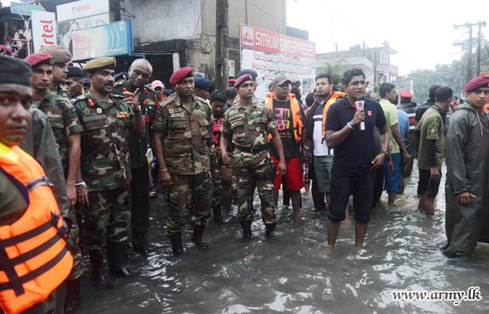 UPDATE : Commander Takes Stock of Flood-Hit Colombo Suburbs