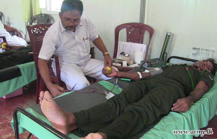 Mullaittivu Troops Donate Blood on Account of Vesak