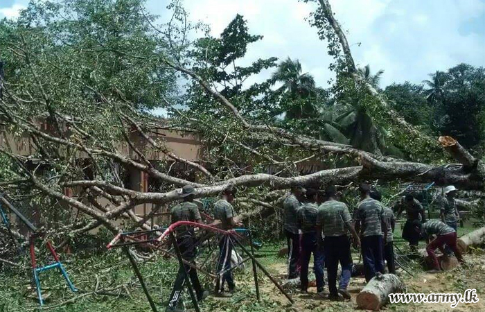 9 Gemunu Watch Troops Remove Fallen Tree