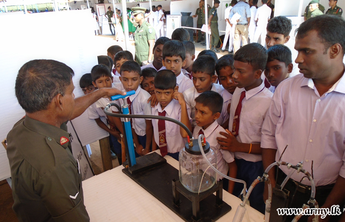 Civilians Join Visiting Exhibition of Innovative Products