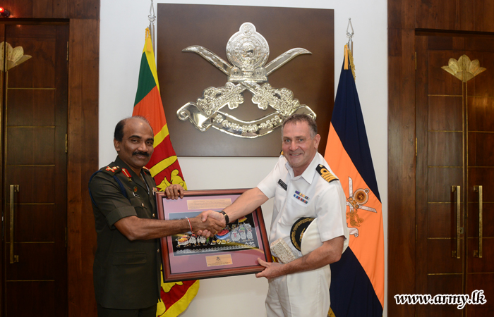 Foreign Delegate Meets Army Commander