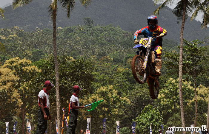 Vijayaba Motorcross Ends with Stunning Feats among a Massive Crowd