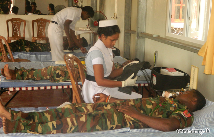 17 GW Troops Give Blood To Jaffna Hospital