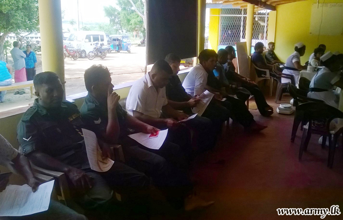 Hambantota Troops Give Blood in Civilians' Organized Campaign