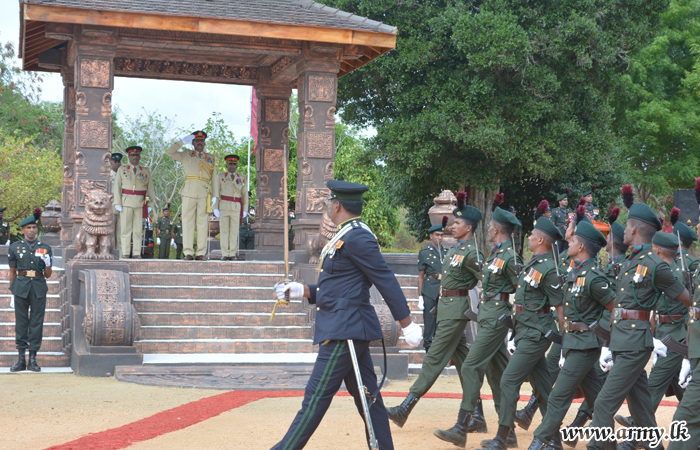 Major General Kamal Gunaratne Honoured in MIR Military Parade