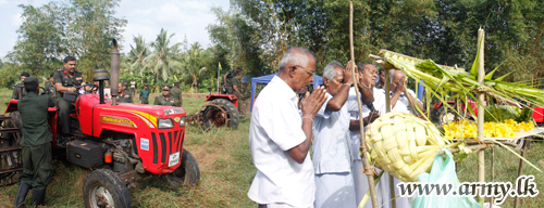 Army Helps Kosgama Farmers with Machinery for Paddy Cultivation