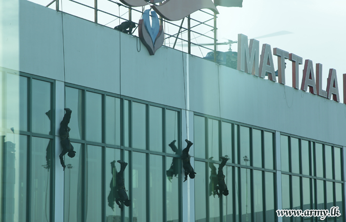 Commandos Display Their 'Hostage Rescue' Skills