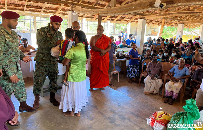 Galwewa Monks & Civilians Given Relief Packs by Commandos