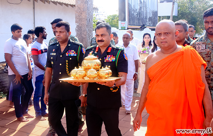 Army Chief in Ruwanweli Maha Seya Makes Offerings