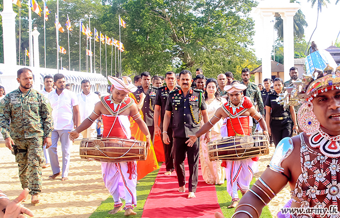 Army Chief in Ruwanweli Maha Seya Makes Offerings