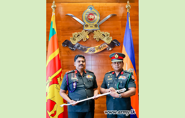 நிலை உயர்வு பெற்ற மேஜர் ஜெனரலுக்கு அதிகாரச் சின்னம் 