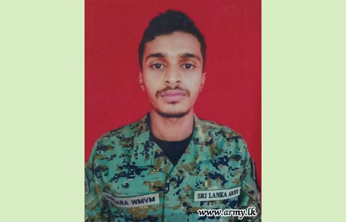 රාවණා ඇල්ල බස්රථ අනතුරෙහි මඟීන් බේරාගැනීම සඳහා විශේෂ බලකා සාමාජිකයෙකු සිය ජීවිතය පරදුවට තබයි