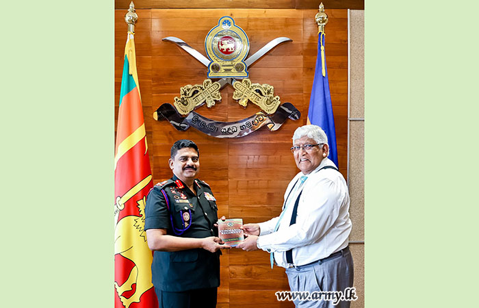 Father of Commandos Presents his Book to the Army Chief