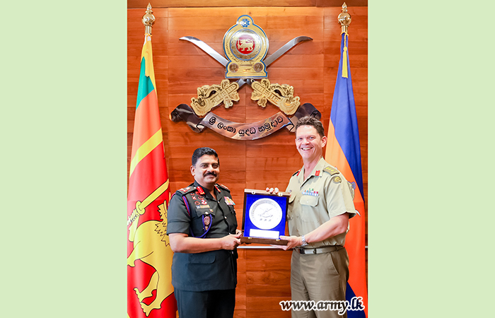 ඕස්ට්රේලියානු ආරක්ෂක විද්යාලයේ නියෝජිත පිරිසක් යුද්ධ හමුදාධිපතිතුමන් හමුවෙයි