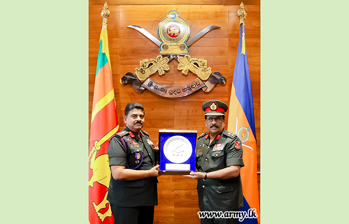 විශ්රාම දිවියට පා තබන ජ්යෙෂ්ඨ නිලධාරිගේ සේවය යුද්ධ හමුදාධිපතිතුමන්ගේ පැසසුමට