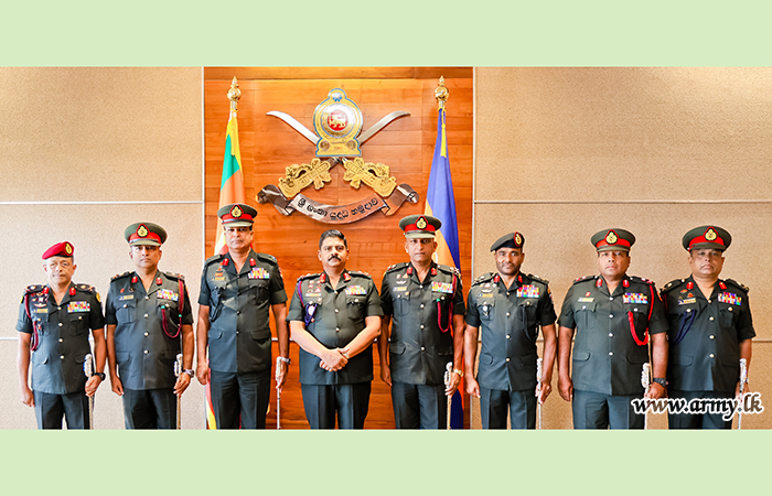 යුද්ධ හමුදාධිපතිතුමන් මේජර් ජෙනරල් නිලයට උසස්වීම් ලැබූ ජ්‍යෙෂ්ඨ නිලධාරින් වෙත අධිකාරියේ සංකේත ප්‍රධානය කරයි