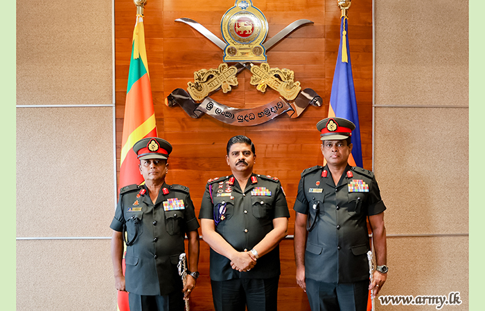 යුද්ධ හමුදාධිපතිතුමන් මේජර් ජෙනරල් නිලයට උසස්වීම් ලැබූ ජ්‍යෙෂ්ඨ නිලධාරින් වෙත අධිකාරියේ සංකේත ප්‍රධානය කරයි