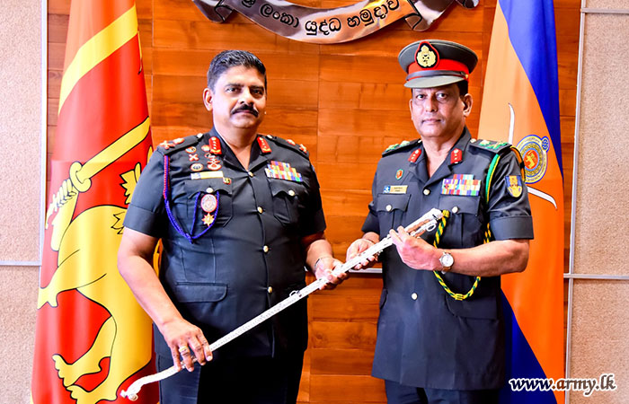 යුද්ධ හමුදාධිපතිතුමන් මේජර් ජෙනරල් නිලයට උසස්වීම් ලැබූ ජ්‍යෙෂ්ඨ නිලධාරි වෙත එම අධිකාරියේ සංකේතය ප්‍රධානය කරයි