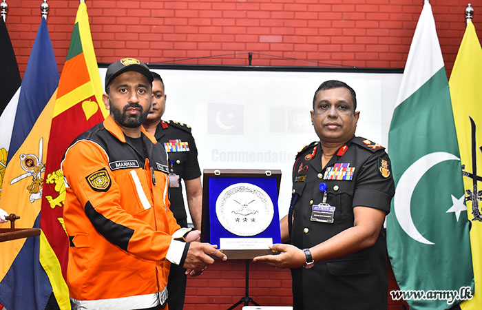 අපදා සහන කටයුතු සඳහා ශ්‍රී ලංකාවට පැමිණි පාකිස්ථානු යුද්ධ හමුදා ගලවා ගැනීමේ කණ්ඩායමට ගෞරව 