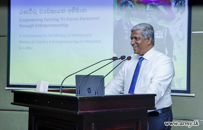 විශ්‍රාම යාමට නියමිත ත්‍රිවිධ හමුදා සාමාජිකයන් දැනුවත් කිරීමේ දේශනයක් යුද්ධ හමුදා මූලස්ථානයේදී 