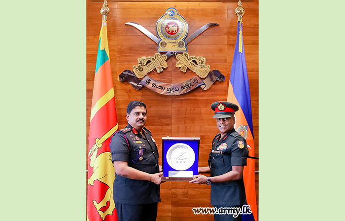 විශ්‍රාම දිවියට එළඹෙන ජ්‍යෙෂ්ඨ නිලධාරිගේ සේවය යුද්ධ හමුදාධිපතිතුමන්ගේ පැසසුමට