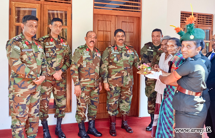 යුද්ධ හමුදාධිපතිතුමන්  නවතමයෙන්  ඉදිකරන ලද නිවසක් යුද්ධ හමුදා සාමාජිකයෙකු වෙත භාරදෙයි