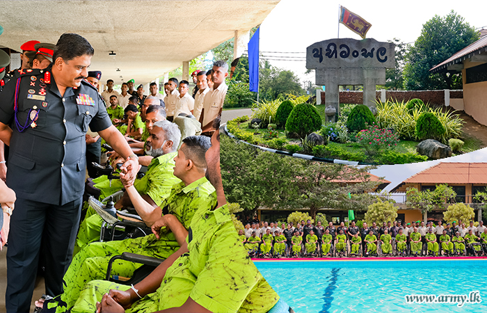 යුද්ධ හමුදාධිපතිතුමන් අලුත් අවුරුදු සුභ පැතුම් එක්කරමින් අනුරාධපුර අභිමන්සල - 1 සුවතා නිකේතනයේ සංචාරයක