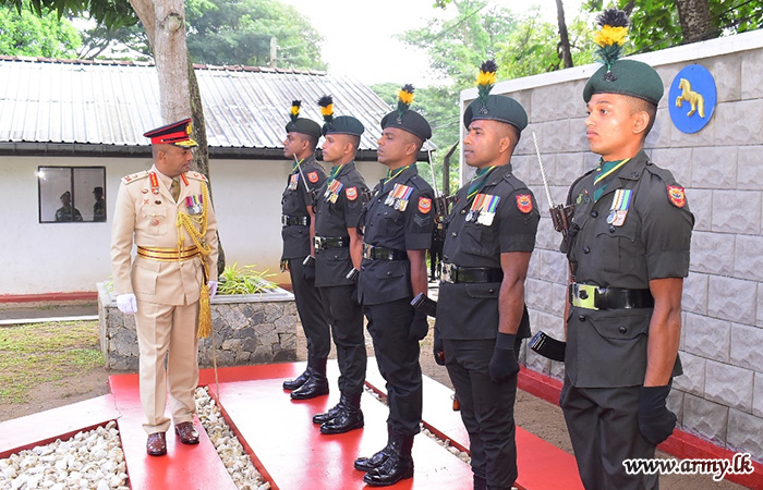 ධූරයෙන් නික්ම 11 පාබල සේනාංකයේ සේනාංකාධිපති වෙත ගෞරවාචාරය