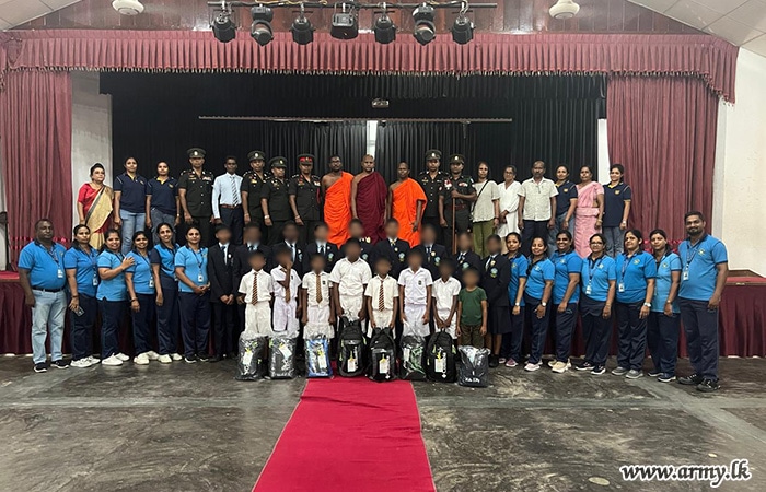 இராணுவத்தினரால் பாடசாலை எழுதுபொருட்கள் விநியோகம்