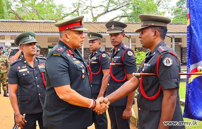 படையணியின் படைத் தளபதி 1 வது இலங்கை இலோசாயுத காலாட் படையணிக்கு விஜயம்