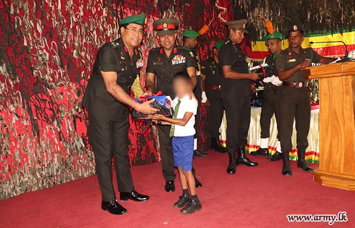 542 පාබල බලසේනාවේ මූලිකත්වයෙන් පාසල් උපකරණ පරිත්‍යාග වැඩසටහනක්