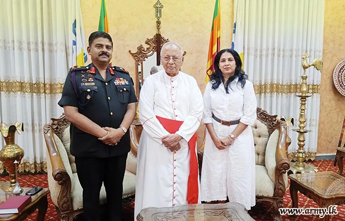 යුද්ධ හමුදාධිපතිතුමන් කාදිනල් හිමිපාණන්ගෙන් ආශීර්වාද ලබාගනී