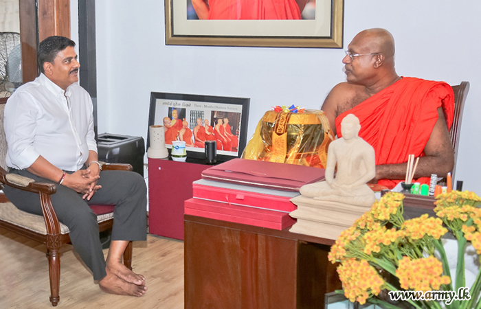 இராணுவத் தளபதிக்கு மகா நாயக்க தேரரின் ஆசிர்வாதம்