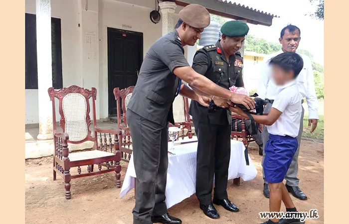 221 வது காலாட் பிரிகேட்டினரால் மாணவர்களுக்கு பாடசாலை உபகரணங்கள்