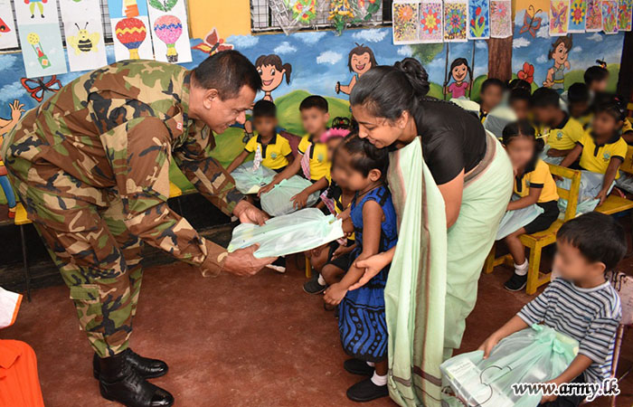 கிழக்கு பாதுகாப்புப் படைத் தலைமையக படையினரால் பாடசாலை உபகரணங்கள் நன்கொ