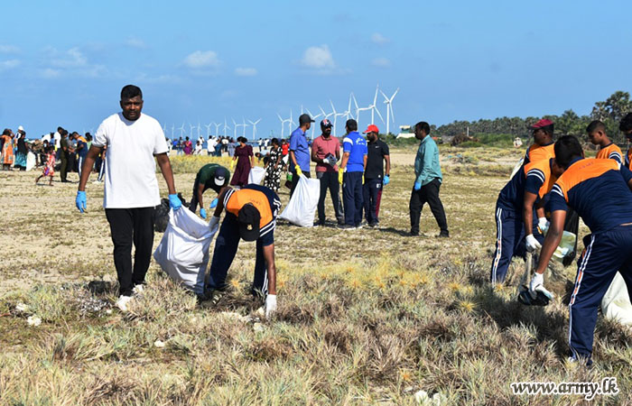 படையினர் பொதுமக்களின் பங்களிப்புடன் சுத்தம் செய்யும் பணிகளில்