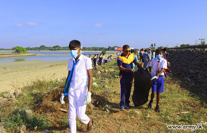 55 வது காலாட் படைப்பிரிவு படையினரின் உதவியுடன் கடற்கரை தூய்மையக்கல்