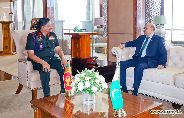 Pakistan High Commissioner and Defence Attaché Call on Commander of th