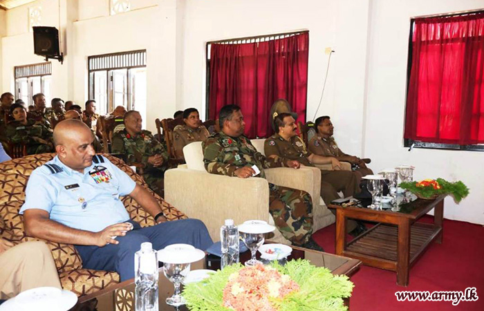 ආරක්‍ෂක ලේකම් 243 පාබල බලසේනාවේ භටපිරිස් අමතයි
