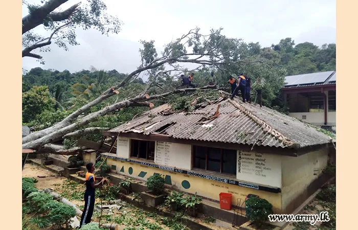 18 வது இலங்கை தேசிய பாதுகாவலர் படையணி படையினரால் விழுந்த மரங்களை அகற்ற